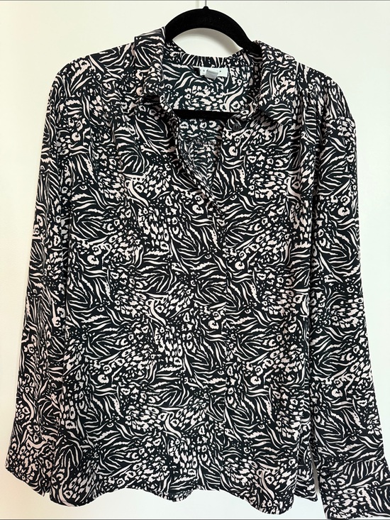 Topshop Tops - 🦓 Topshop Black and White Printed Button-Down Shirt